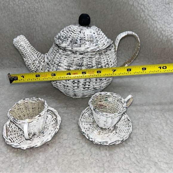 Wicker teapot and 2 cups attached to saucers Vintage 9.5" shabby chic cottage - Picture 11 of 12